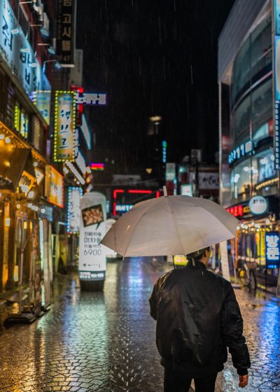 赛博镜中人AI漫剧封面，赛博朋克风格城市夜景与虚拟人物剪影，蓝紫色霓虹灯光渲染