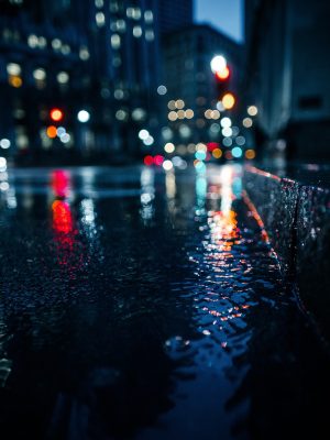 AI悬疑漫剧封面，近未来城市侦探在雨夜调查现场